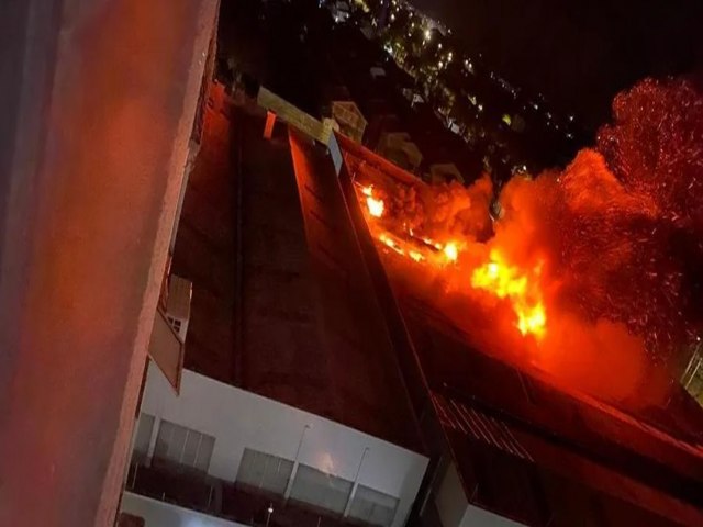 Incndio devasta edifcio em Humait, Porto Alegre