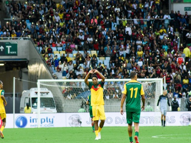 Jogo em prol do Rio Grande do Sul rene estrelas e leva 30 mil pessoas ao Maracan