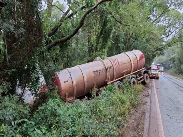 Carreta tomba na lateral da rodovia aps engavetamento