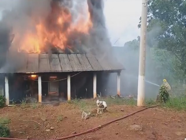 Casa  consumida pelo fogo s margens da BR-468, em Trs Passos