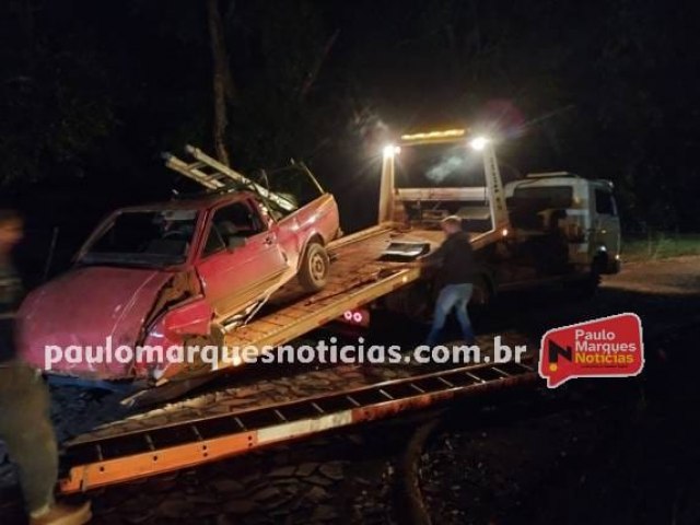 Motorista fica ferido aps bater caminhonete em barranco, em Trs de Maio