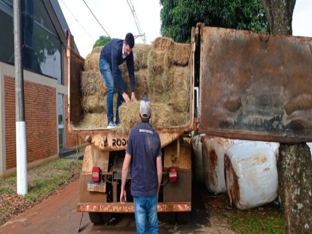 Agricultores do Noroeste gacho doam mais de 50 toneladas de feno  regio Central