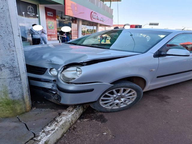 Casal fica ferido aps veculo colidir em poste no centro de Trs Passos