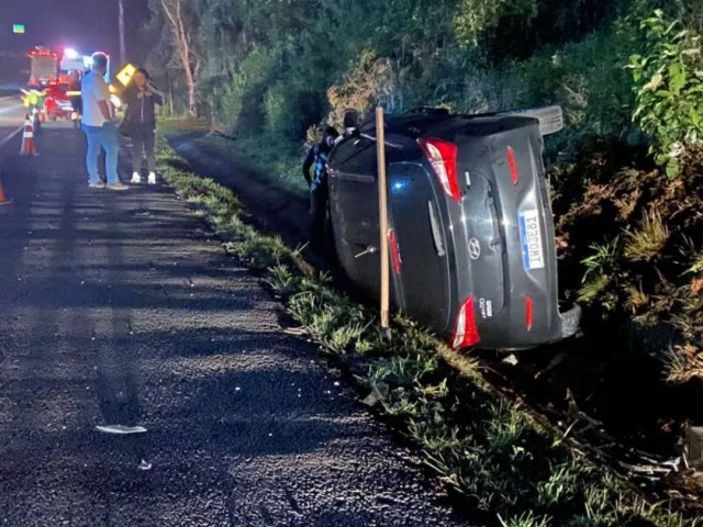 Engavetamento entre trs veculos deixa mulher ferida 