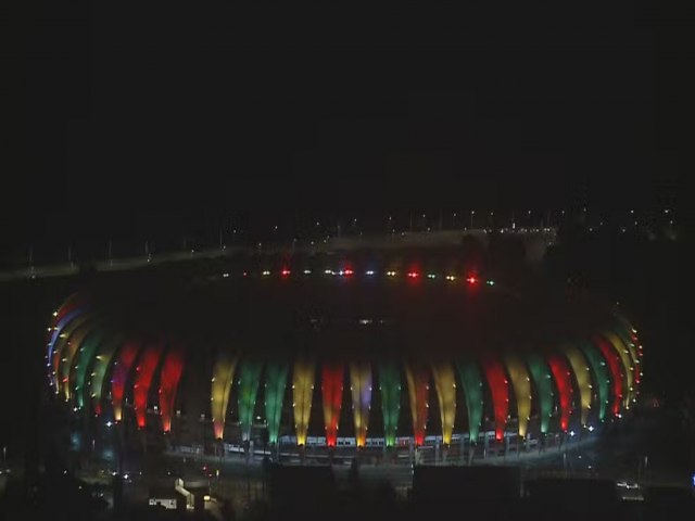 Aps um ms sem luz, Internacional ilumina Estdio Beira-Rio com cores da bandeira do Rio Grande do Sul