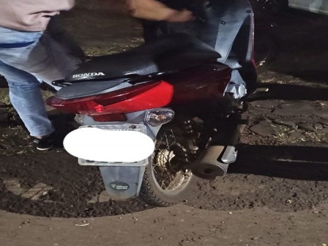 Mulher fica ferida ao sofrer queda de motocicleta aps desviar de cachorro, em Trs Passo