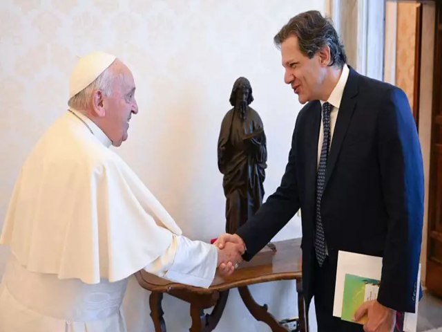 Ministro Fernando Haddad presenteia o papa Francisco com uma cuia de chimarro