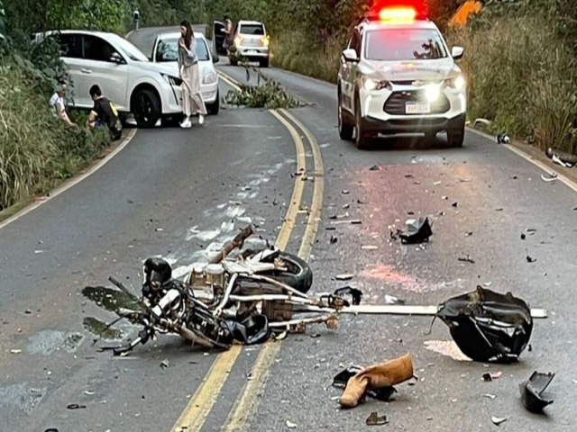 Motoqueiro morre em acidente com carro e caminho