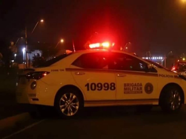 Homem morre ao atacar policiais