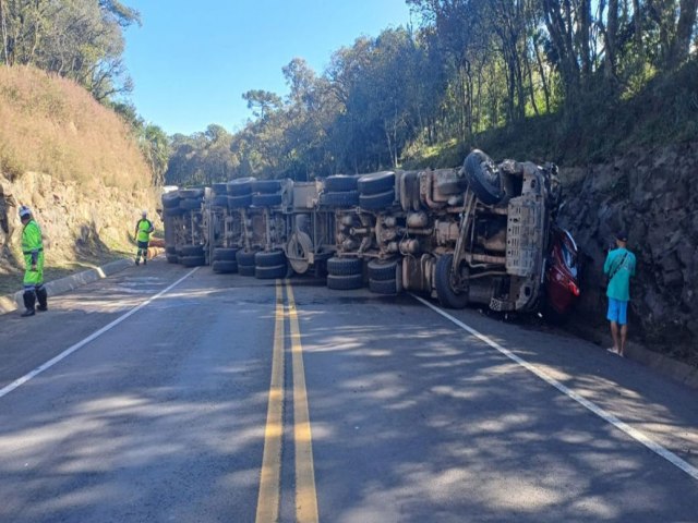 Acidente entre trs carretas e quatro carros interdita BR-116