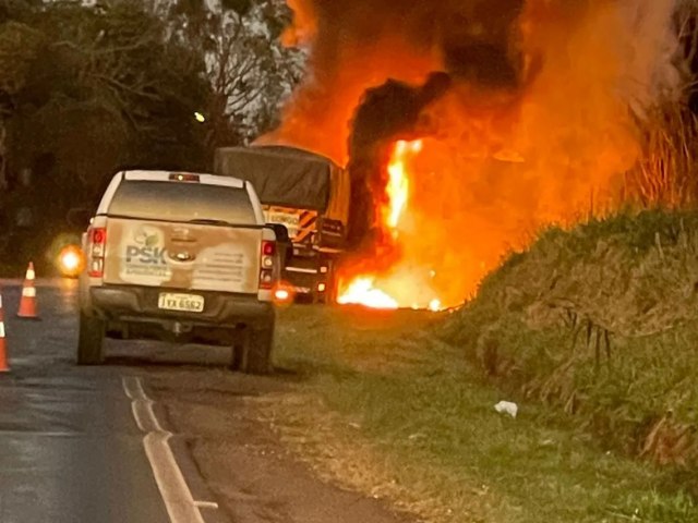 Carreta carregada com soja  consumida por incndio na BR-285