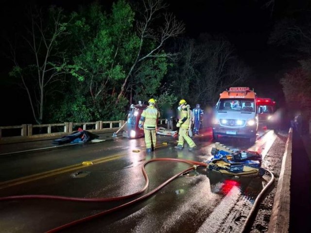 Capotamento de automvel deixa trs pessoas feridas