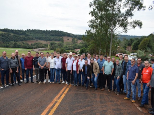 Em festividade na localidade de Esquina Buti foi inaugurada a pavimentao asfltica de Crissiumal at a divisa com Tiradentes do Sul