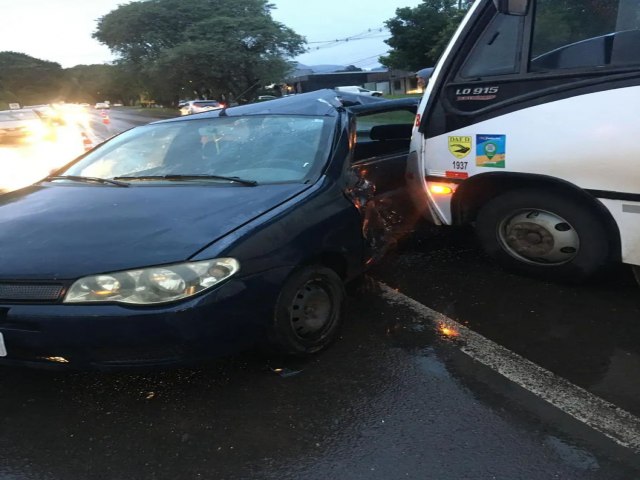 Coliso entre carro e nibus deixa motorista ferido