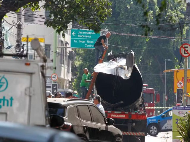 Caminho-tanque explode e causa estragos