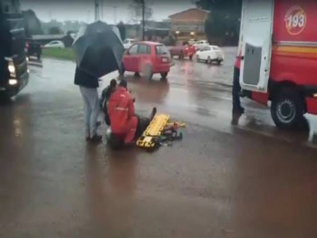 Piloto de moto fica ferido aps coliso com carreta 