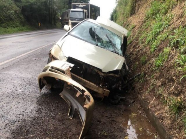 Condutor fica gravemente ferido aps acidente entre carro e caminho na BR 386