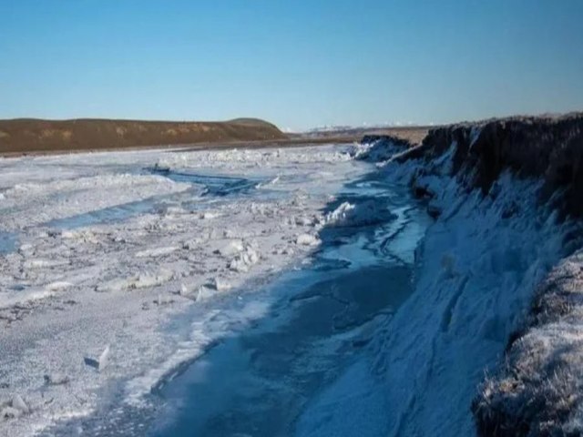 Frio extremo congela ondas do mar na provncia Terra do Fogo