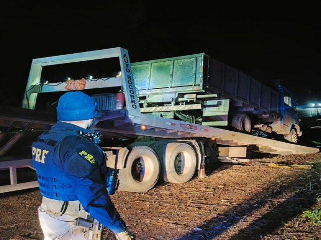 Motorista  flagrado dirigindo caminho  noite com lanterna de celular