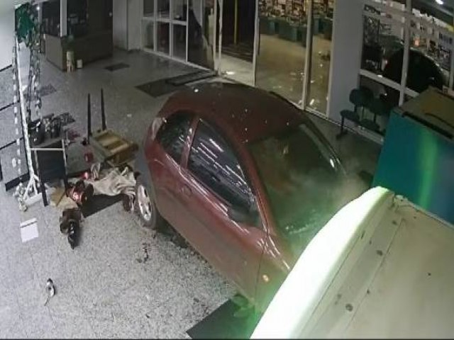 Homem persegue ex e invade mercado com carro aps no aceitar trmino