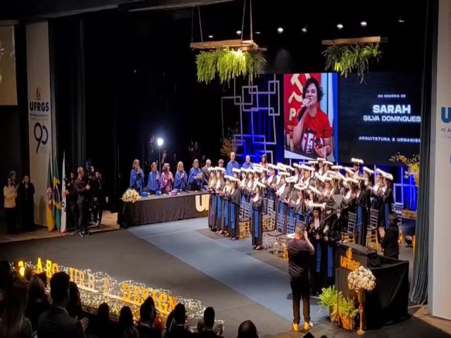 Sob aplausos, me recebe diploma de filha estudante da UFRGS morta a tiros em Porto Alegre