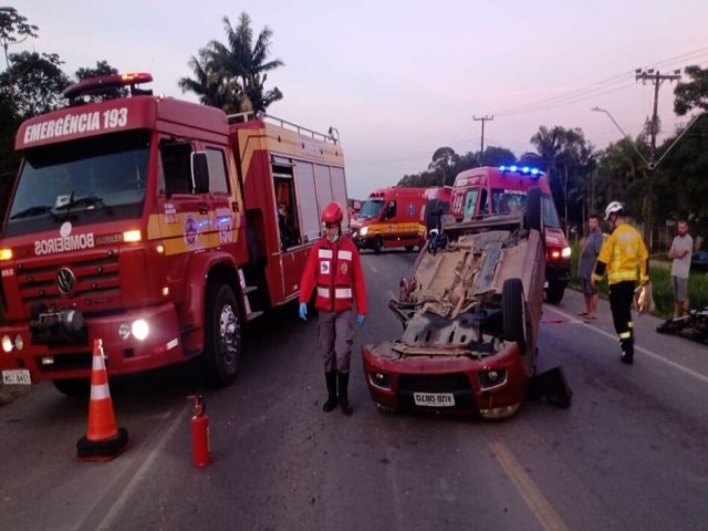 Carro capota em batida entre trs veculos e deixa motorista em estado grave na BR-280