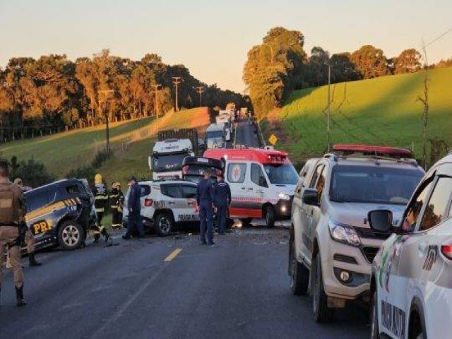 Homem morre aps colidir contra viaturas da PRF e PM, durante perseguio policial