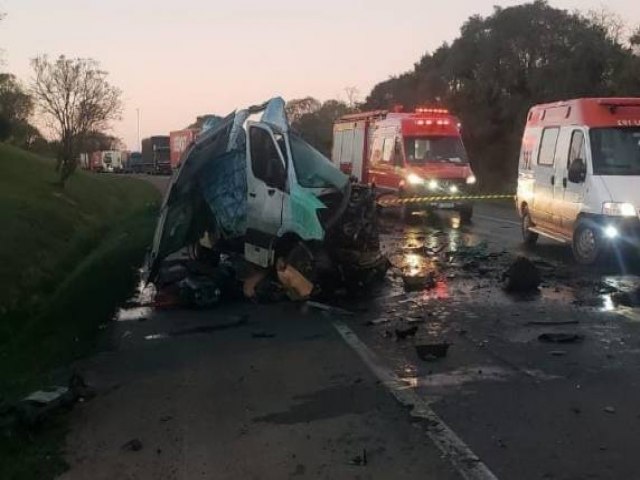 Grave acidente envolvendo Van e carreta na BR-386 em Soledade