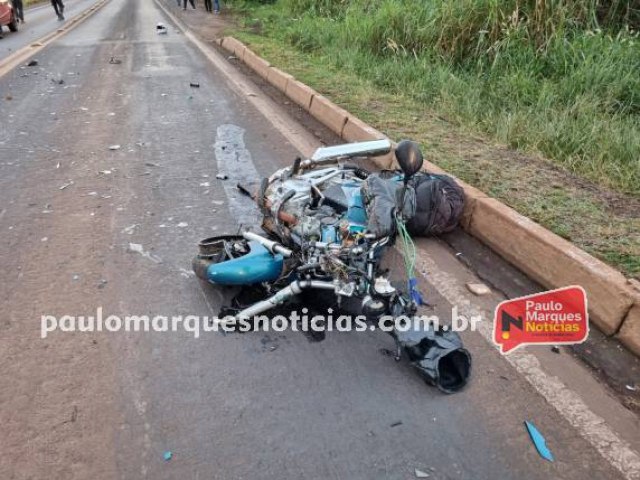 Grave acidente envolve moto e caminhonete na BR-472