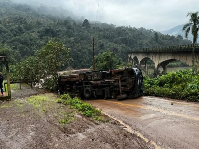 Tombamento de caminho bloqueia ERS-437