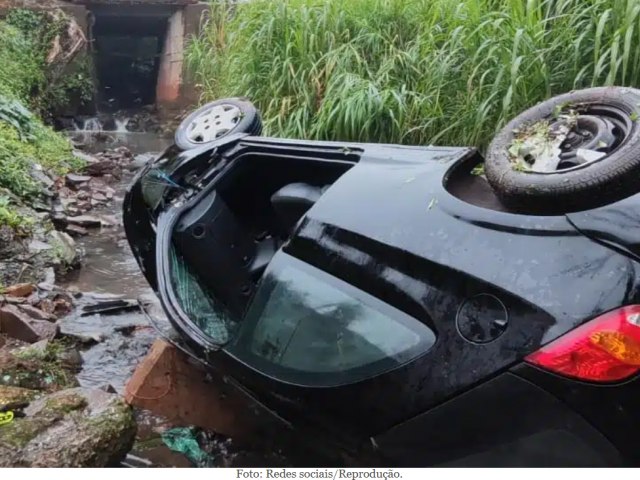 Motorista perde controle de direo e carro cai dentro de canal