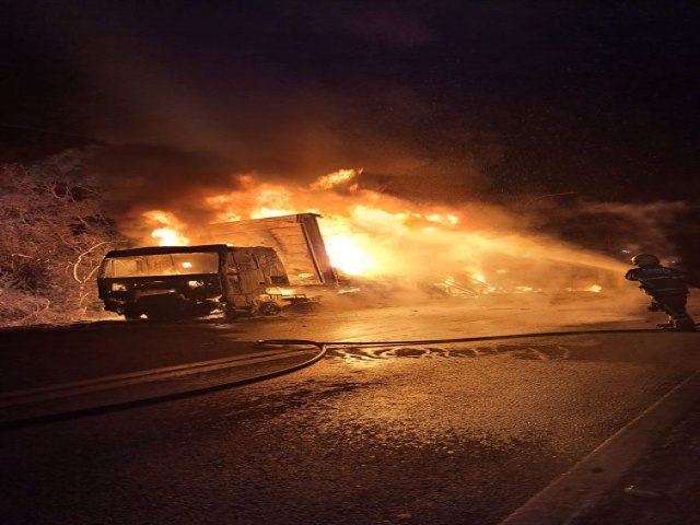 Carreta pega fogo e bloqueia BR 386