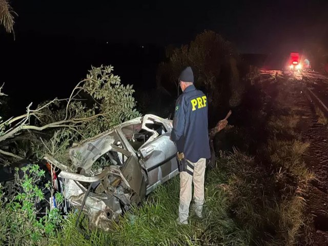 Batida entre dois carros e um caminho deixa seis pessoas mortas no RS  