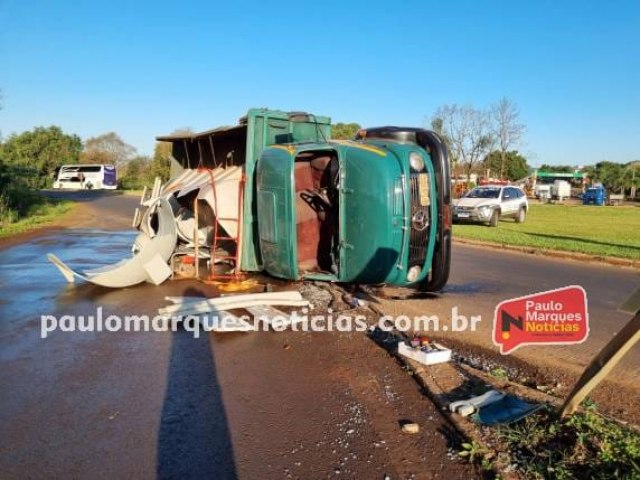 Caminho tomba no trevo da BR-472