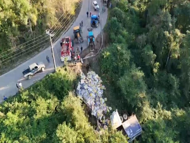 Caminho carregado de rao cai em ribanceira e mata duas pessoas