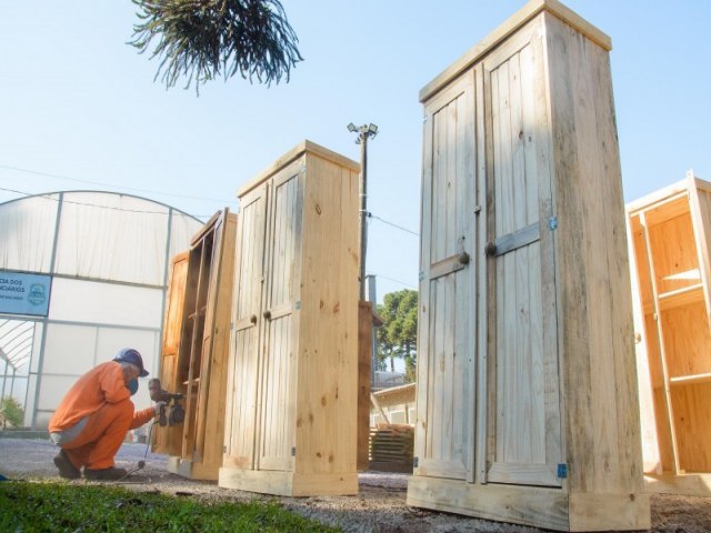 Cerca de 2 mil itens de madeira fabricados com mo de obra prisional so doados para atingidos pelas enchentes