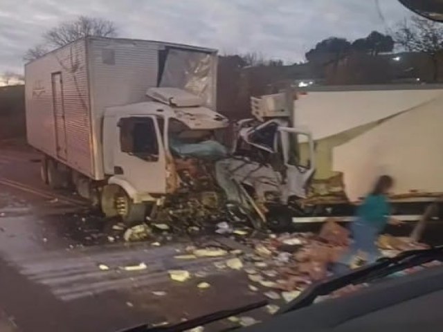 Grave acidente entre caminhes deixa dois mortos na BR 386