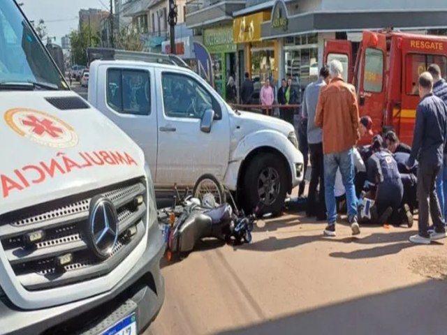 Acidente entre moto e caminhonete deixa jovem ferido no centro de Trs Passos