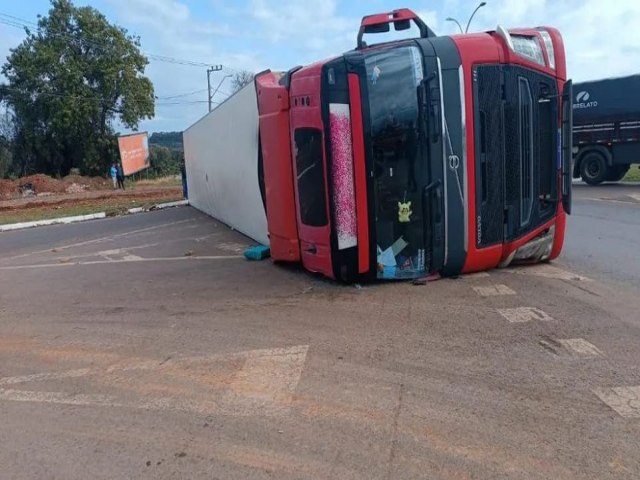 Mulher tomba carreta na BR-282