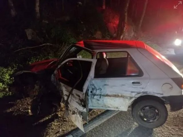 Carro colide contra caminho e motorista no  encontrado no local