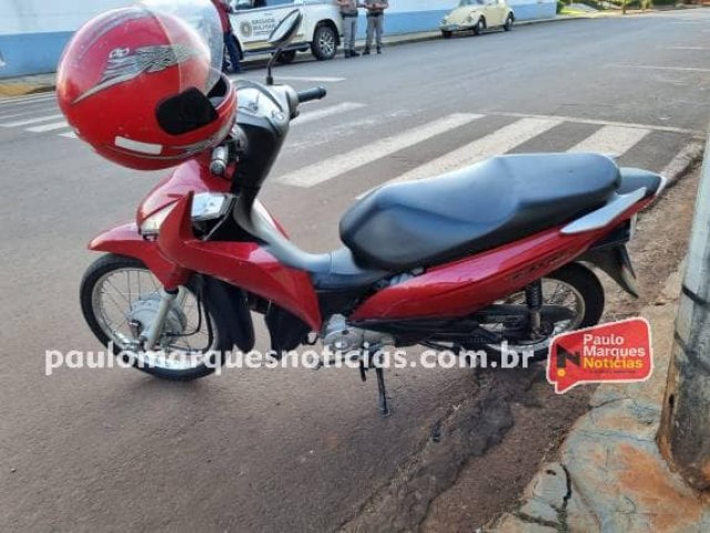 Coliso entre caminhonete e moto Biz deixa mulher ferida