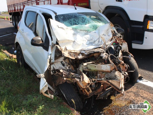 Motoristas ficam feridos em coliso envolvendo carro e caminho em Esquina Boa Vista