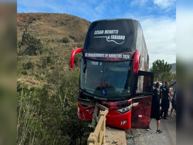 Carreta bate em nibus de Csar Menotti e Fabiano em rodovia de MG