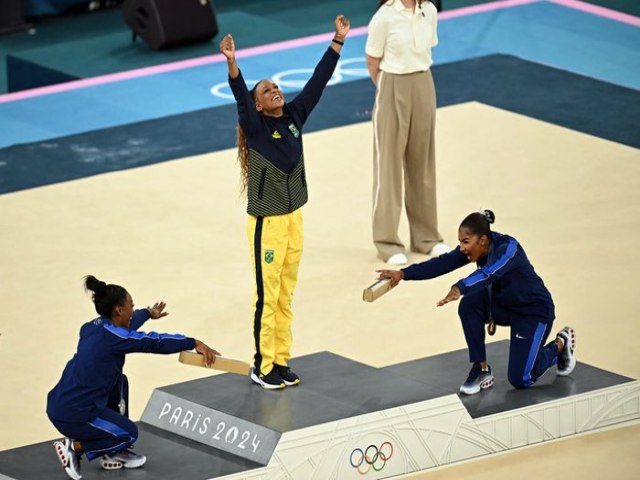 Rebeca Andrade supera Simone Biles e conquista medalha de ouro no solo