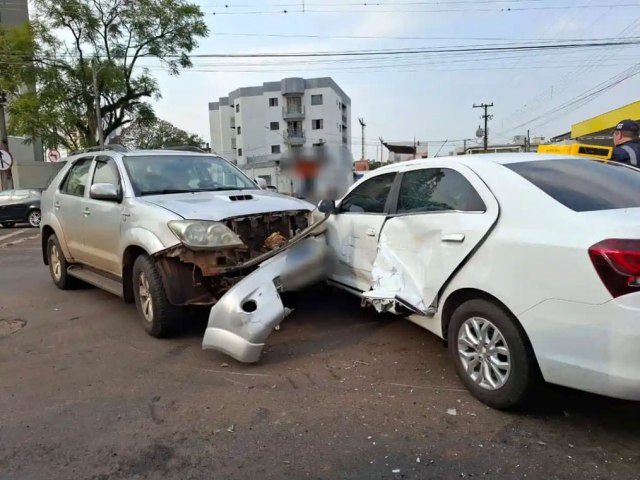 Uma pessoa ficou ferida aps uma coliso lateral entre dois veculos