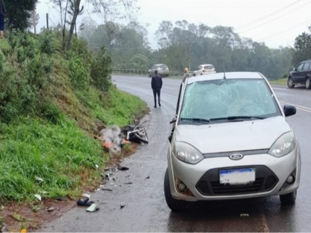 Coliso envolvendo carro e moto deixa vtima fatal na BR-468