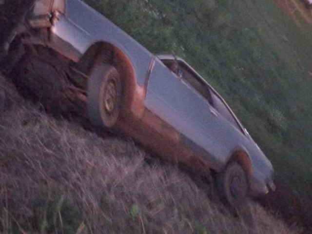 Veculo sai da pista e cai em valeta na lateral da ERS-330