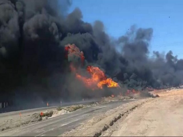 Carreta carregada com combustvel incendeia na BR-101