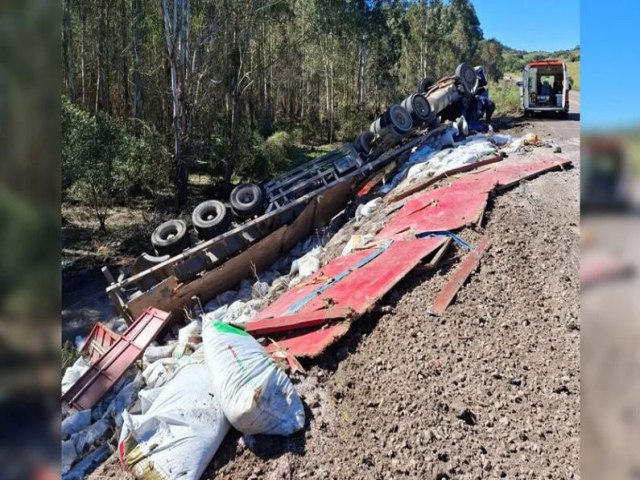 Caminho sai da pista e motorista morre em acidente na ERS-332