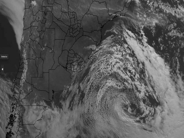 GRANDE CICLONE NO ATLNTICO IMPULSIONA AR FRIO, TRAZ VENTO E GERA RESSACA  